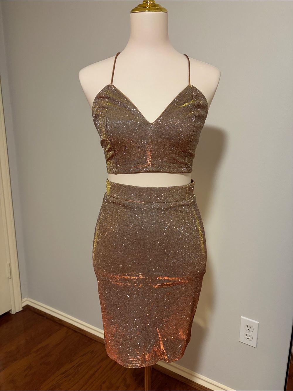 Lulu’s Women’s Sparkle Back-Tie Bodycon Two-Piece Set in Copper/Gold Size
